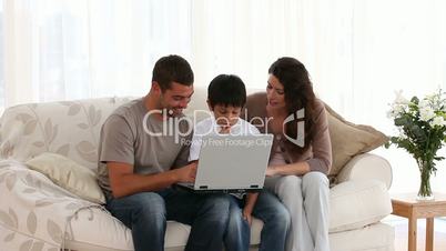 Familie mit Laptop