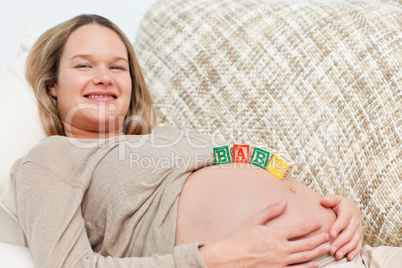 Schwangere mit Spielsteinen