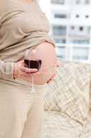 Schwangere mit Zigarette und Wein