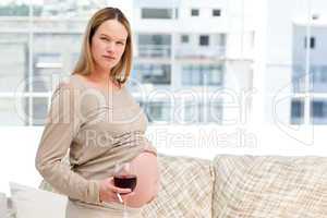 Schwangere mit Zigarette und Wein