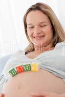 Schwangere mit Spielsteinen