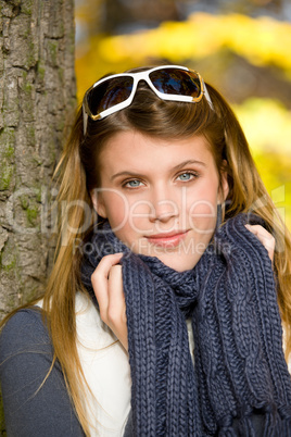 Autumn park - fashion woman with sunglasses