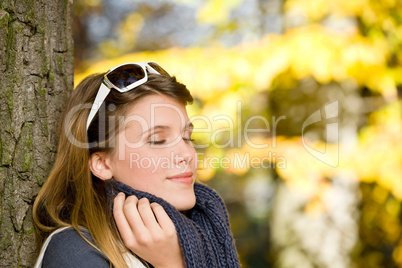 Autumn park - fashion woman with sunglasses