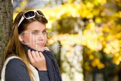 Autumn park - fashion woman with sunglasses