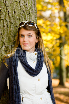 Autumn park - fashion woman with sunglasses