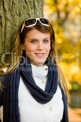 Autumn park - fashion woman with sunglasses