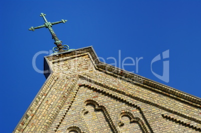 Kirchenfassade mit Kreuz in Friedrichstadt
