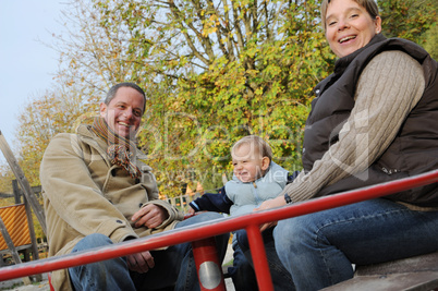 Eltern und Kind am Spielplatz