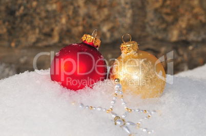 Weihnachtskugeln im Schnee