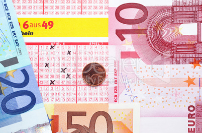 Lottoschein mit Euros und Cent