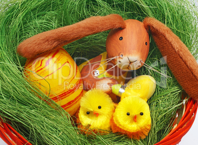 Osternest mit Hase, Ei und Küken