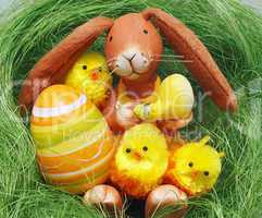 Osternest mit Hase, Ei und Küken