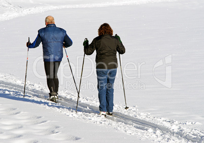 Senioren beim Ski-Langlauf