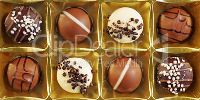 Pralinen in goldener Box - Makro