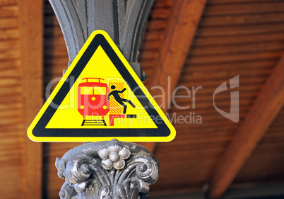 Vorsicht am Bahnsteig - Schild mit Warnung
