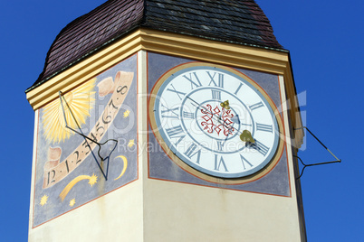 Turm mit Uhr und Sonnenuhr - Clock and Sundial