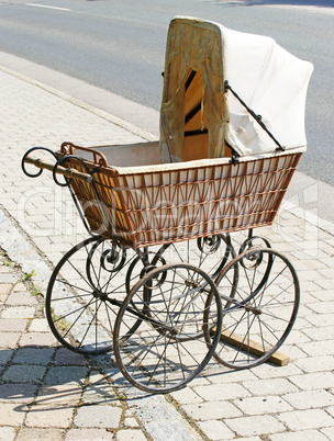 Alter Kinderwagen - Old Baby Carriage
