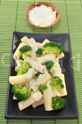 Tortiglione mit Brokkoli-Käse-Soße