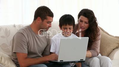 Familie mit Laptop