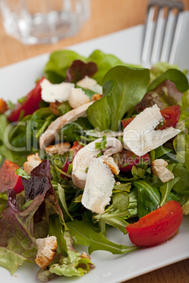 Nahaufnahme von einem Salat mit Parmesan