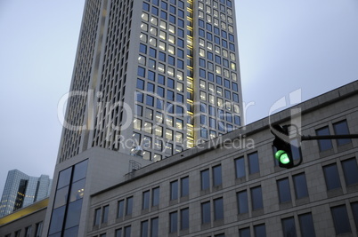 Ampel an einem Hochhaus in Frankfurt