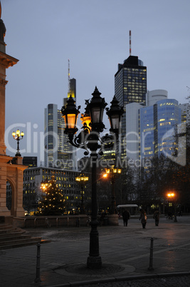 Abend an der Alten Oper in Frankfurt