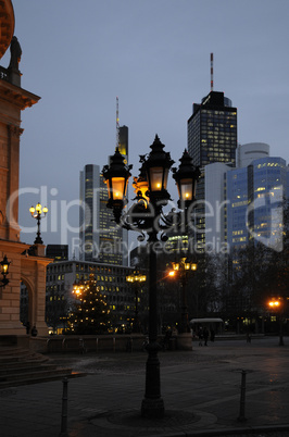 Abend an der Alten Oper in Frankfurt