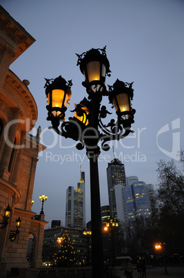 Abend an der Alten Oper in Frankfurt