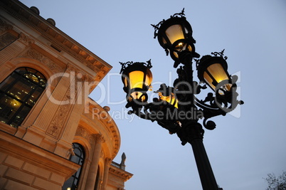 Abend an der AltenOper in Frankfurt