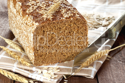 angeschnittenes Vollkornbrot / sliced wholemeal bread