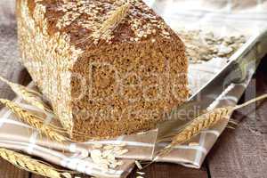 angeschnittenes Vollkornbrot / sliced wholemeal bread