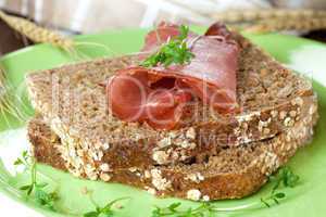 frisches Brot mit Schinken / fresh bread with ham