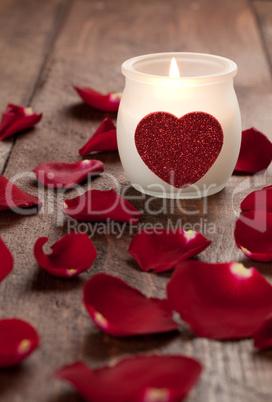 Kerze und Rosenblätter / candle and rose petals