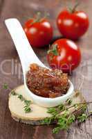 Tomatenchutney auf Löffel / tomato chutney on spoon