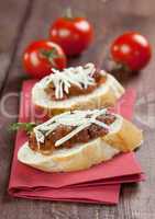 Chutney mit Tomaten auf Baguette / fresh tomato chutney on bague