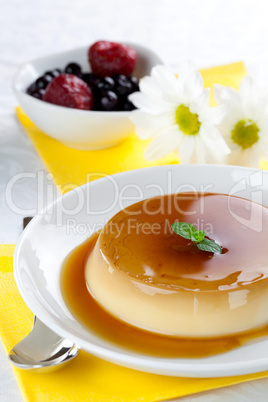 Panna Cotta mit Karamell / panna cotta with caramel