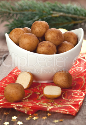 Marzipankartoffeln in Schale / marzipan balls in a bowl