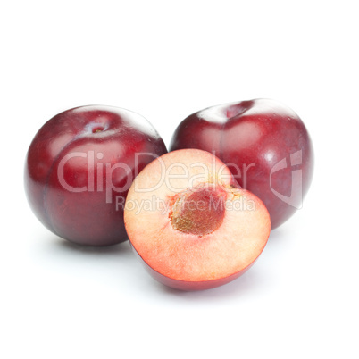 rote Pflaumen freigestellt / red plums