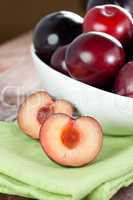 rote Pflaumen in Schale / red plums in bowl