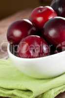 Pflaumen in Schale / plums in a bowl
