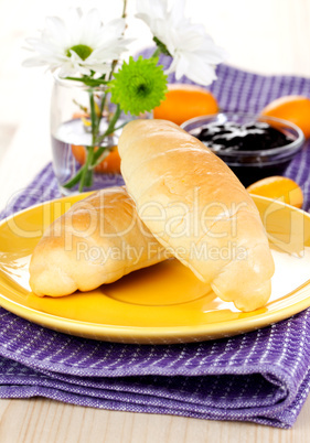 Frühstück mit Croissants / breakfast with croissants