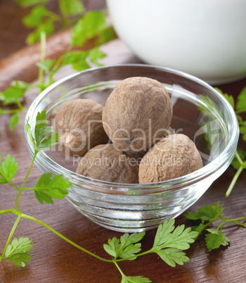 Muskatnuss in Schale / nutmegs in a bowl