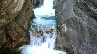 Wasserfall im Gebirge - Waterfall in Mountains