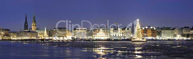 Hamburger Alster zur Weihnachtszeit mit Rathaus und Jungfernstie