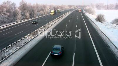 Autobahnverkehr im Winter