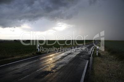 Landstraße bei Gewitter