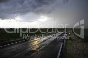 Landstraße bei Gewitter