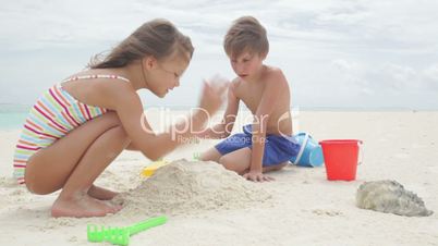 Kinder spielen mit Sand