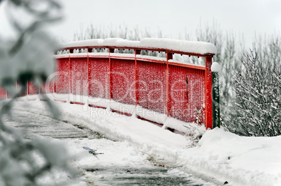 rote Brücke im Schnee