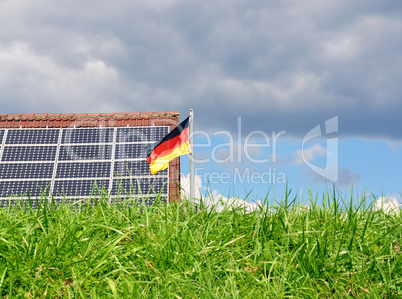 Dach mit Solaranlage und Deutschlandfahne